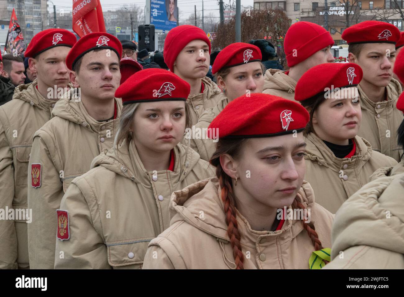 St. Petersburg, Russland. Februar 2024. Kadetten der militärisch-patriotischen öffentlichen Bewegung "Junge Armee" nehmen an einer Veranstaltung Teil, die dem 35. Jahrestag des Rückzugs der sowjetischen Truppen aus Afghanistan gewidmet ist. Russland feiert den Tag des vollständigen Rückzugs der sowjetischen Truppen aus Afghanistan. Der Krieg in Afghanistan dauerte von 1979 bis 1989, nach offiziellen Angaben starben mehr als 15.000 sowjetische Soldaten. (Foto: Andrei Bok/SOPA Images/SIPA USA) Credit: SIPA USA/Alamy Live News Stockfoto