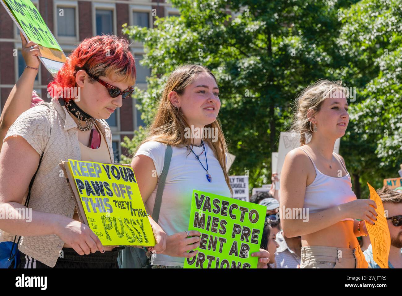 Boston, MA, USA-25. Juni 2022: Proteste mit Zeichen für Abtreibung bei Demonstrationen als Reaktion auf das Urteil des Obersten Gerichtshofs zur Aufhebung von Roe v. Wade. Stockfoto