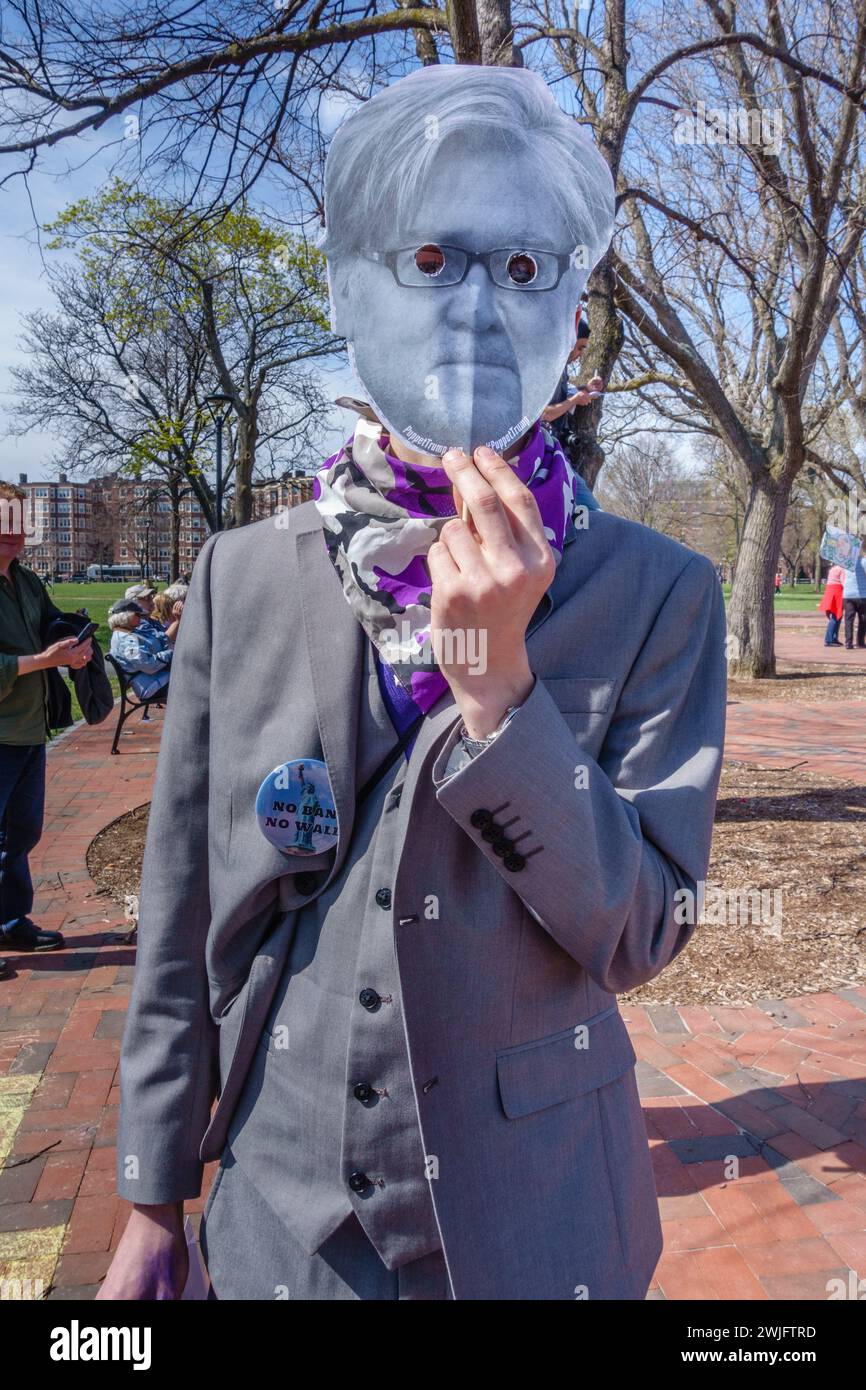 Cambridge, MA, USA – 20. Januar 2018. Demonstrant verkleidet als Steve Bannon bei der Kundgebung am 1. Jahrestag des Frauenmarsches. Stockfoto