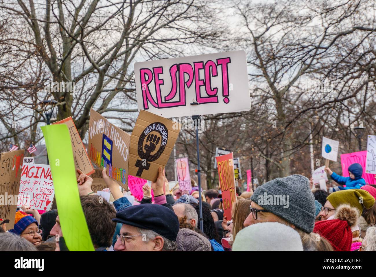 Cambridge, MA, USA – 20. Januar 2018. Kundgebung zum 1. Jahrestag des Frauenmarsches. Viele zeigten Anti-Trump-Zeichen . Stockfoto