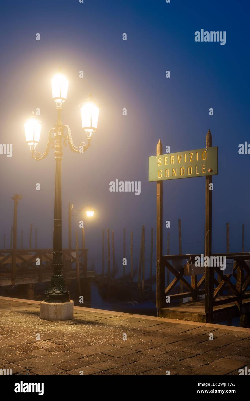 Gondelservice-Schild in einer nebeligen Nacht, Venedig, Veneto, Italien Stockfoto