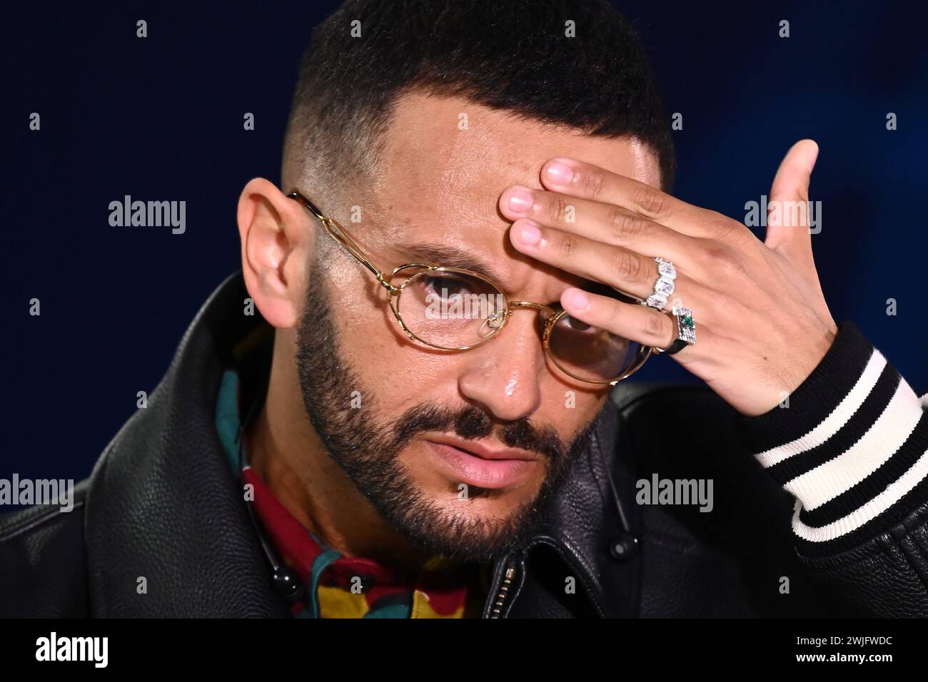 © Julien Mattia/Le Pictorium/MAXPPP - Paris 14/02/2024 Julien Mattia/Le Pictorium - 14/02/2024 - France/Ile-de-France/Paris - L'humoriste, Malik Bentalha Invite du Plateau du PSG avant le 8eme de finale de Ligue des Champions entre le PSG et la Real Sociedad au Parc des Princes, le 14 Fevrier 2024 - No va, keine Valeurs actuelles, kein JDD, JDD Out, kein russland, russland Out/14/02/2024 – Frankreich/Ile-de-France (Region)/Paris – Komiker Malik Bentalha Gast der PSG, der am 14. Februar 202 im Parc des Princes vor der Champions-League-Achtelrunde zwischen PSG und Real Sociedad stand Stockfoto