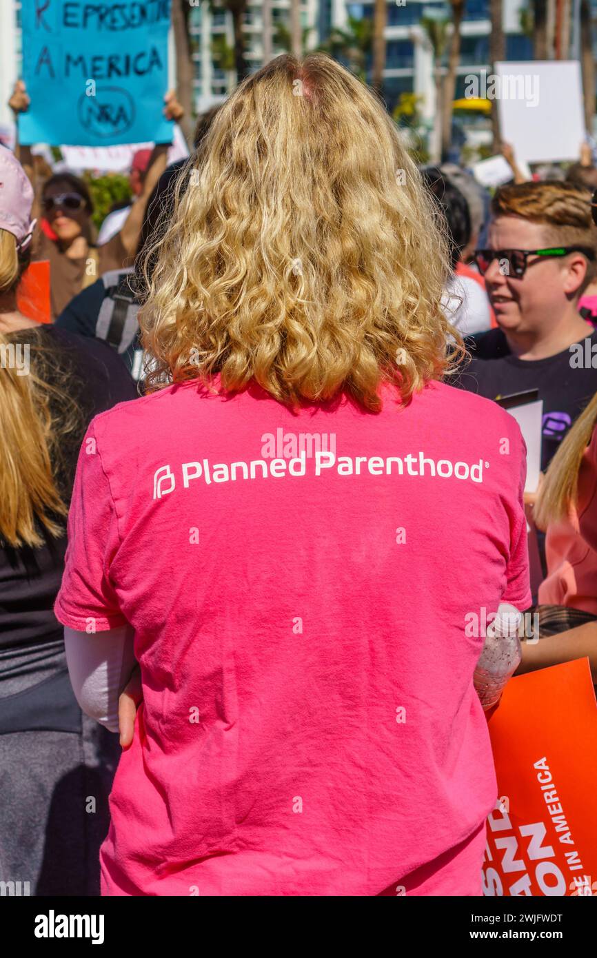 Sarasota, FL, USA - 24. März 2018 - weibliche Demonstrantin von hinten gesehen, die ein rosafarbenes Parenthood-Hemd trägt. Stockfoto