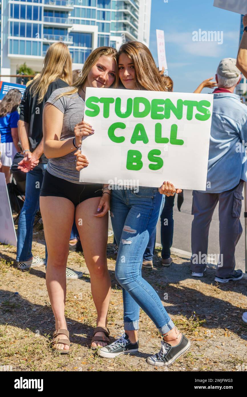 Sarasota, FL, USA - 24. März 2018 - Junge Demonstranten treffen sich auf dem von Studenten geführten Protestmarsch für unser Leben mit einem Schild mit der Aufschrift „We Call BS“ Stockfoto