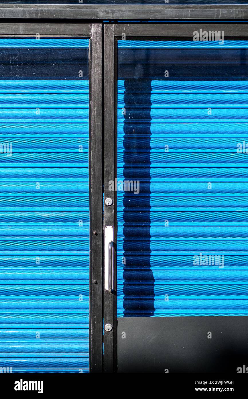 Kingston-upon-Thames, London UK, 12. Februar 2024, geschlossener Shop geschützt durch einen hellblauen Sicherheitsverschluss und eine schwarz verglaste Tür mit No People Stockfoto