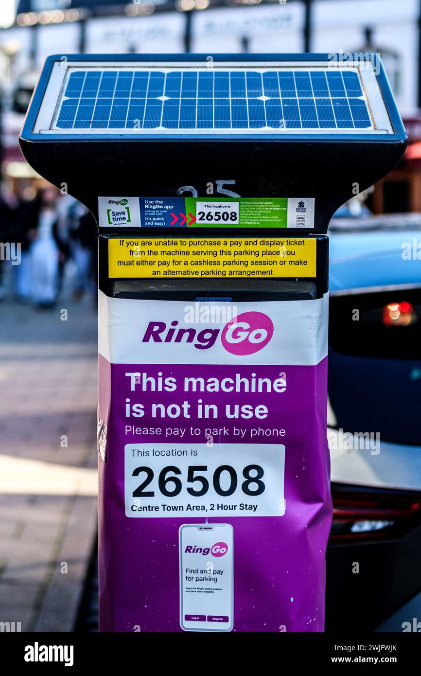 Kingston-upon-Thames, London, Großbritannien, 12. Februar 2024, moderne, neu installierte Ring Go solarbetriebene Parkmaschine am Straßenrand ohne Personen Stockfoto
