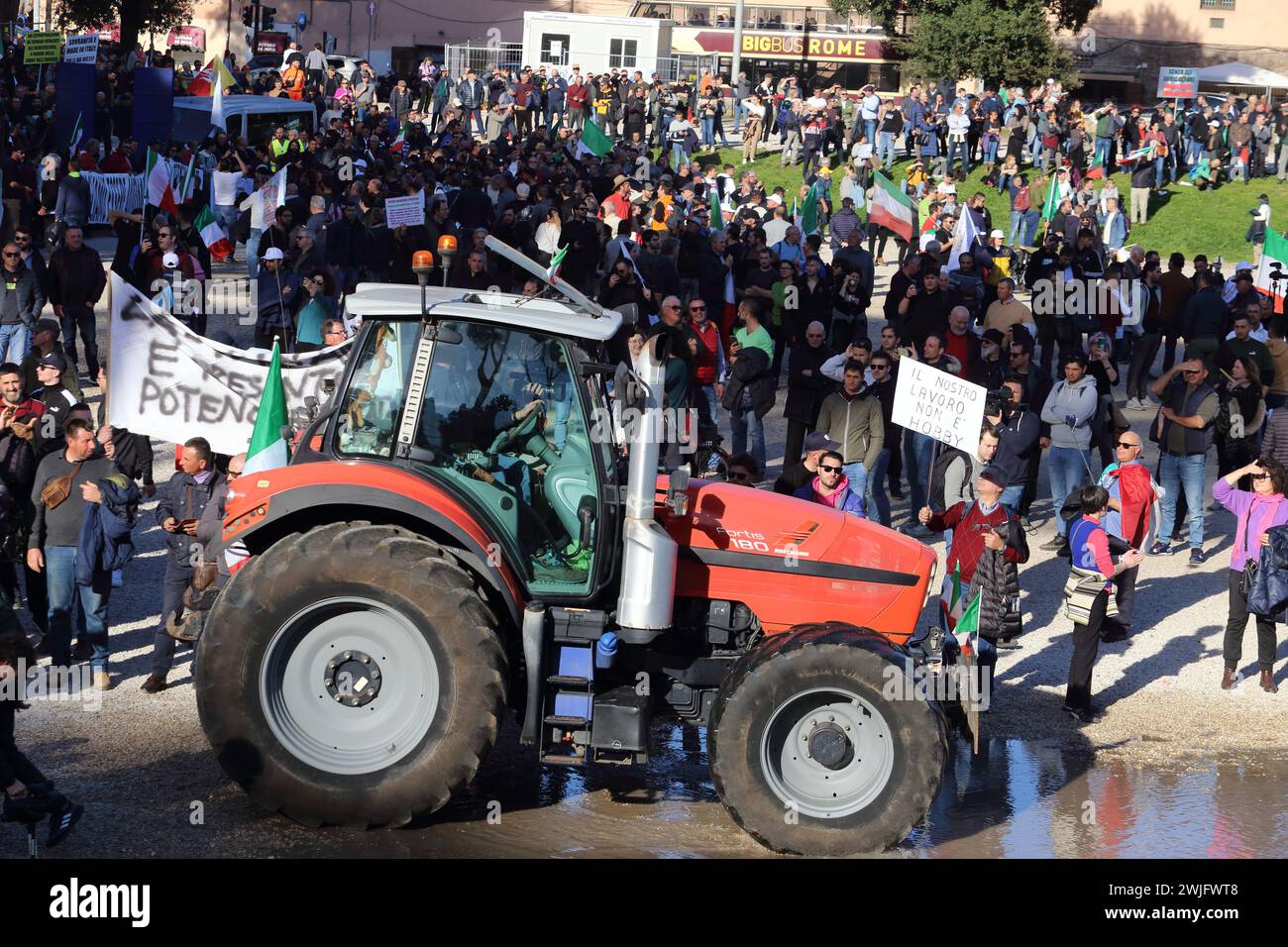 Der Bauernprotest in der italienischen Hauptstadt erreichte den Circus Maximus. Rom, Italien. Februar 2024. ANTONIO NARDELLI / ALAMY LIVE NEWS Stockfoto