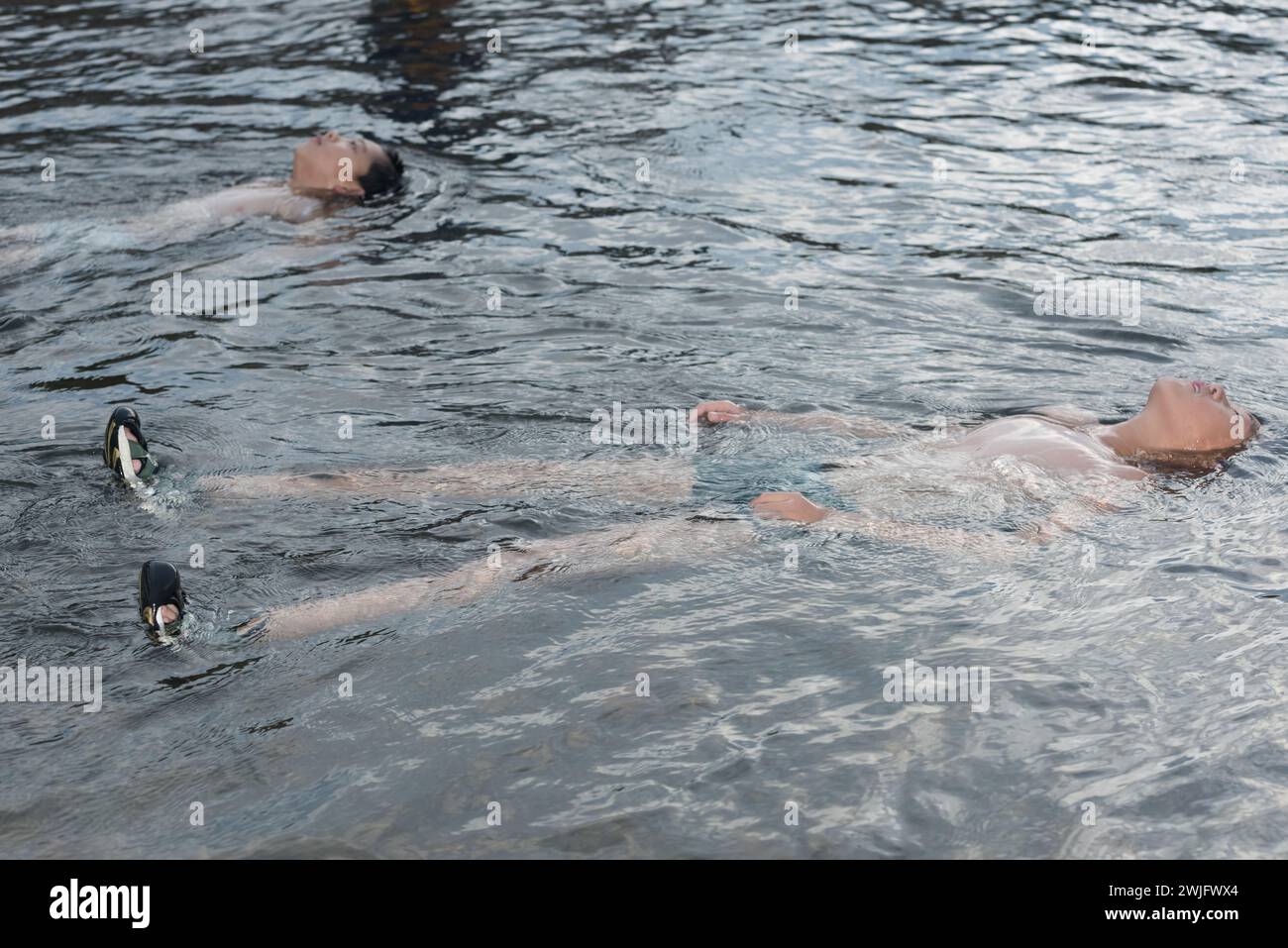 Yangshuo County, Guilin City, Guangxi Zhuang Autonomous Region, China - 13. August 2023: Jungen liegen im Fluss und genießen die Kühle des Sommers Stockfoto