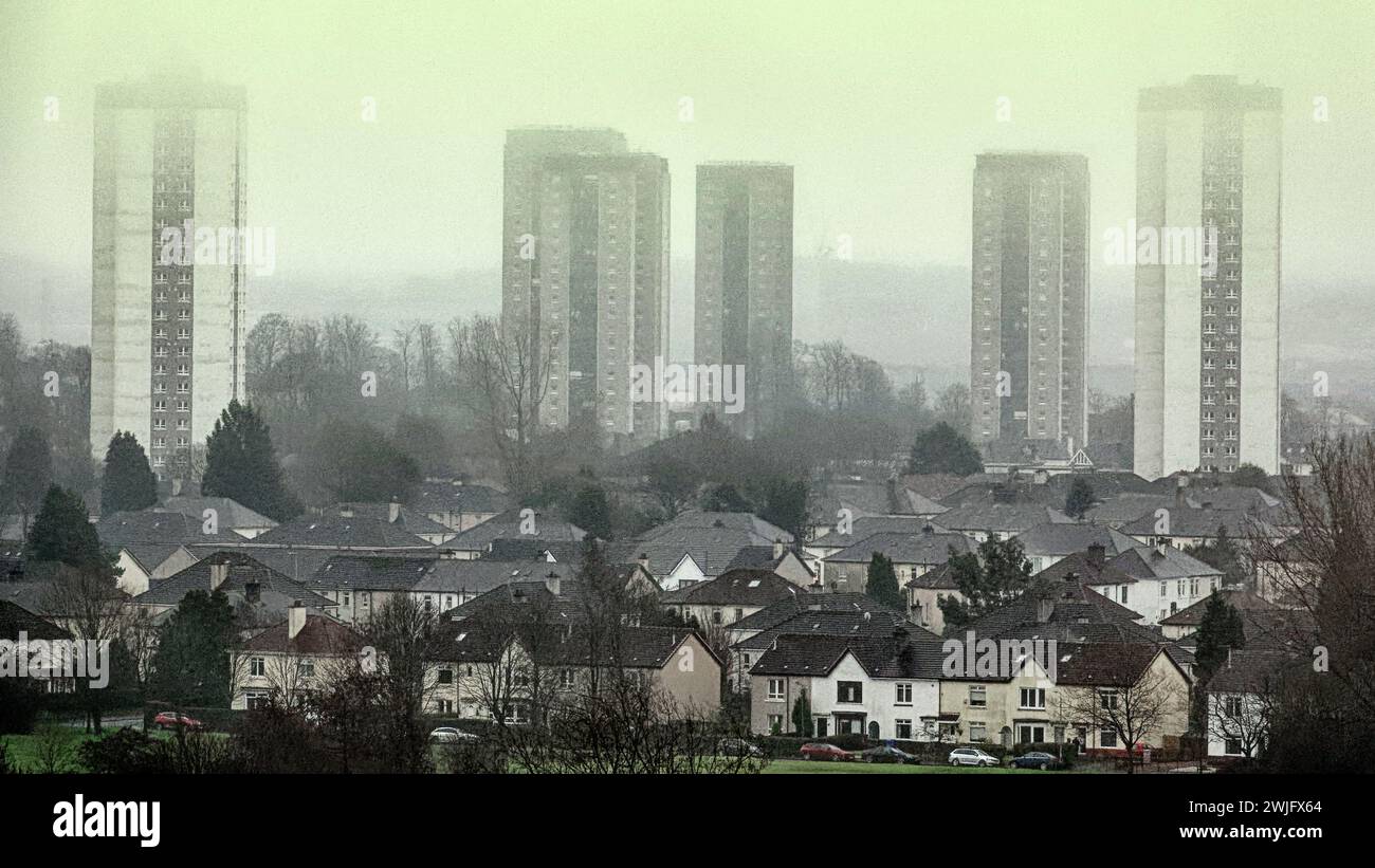 Glasgow, Schottland, Großbritannien. Februar 2024. Wetter in Großbritannien: Nebel über dem schottischen council Towers Kran sah eingeschränkte Sicht, als die Entfernung verschwand. Credit Gerard Ferry/Alamy Live News Stockfoto