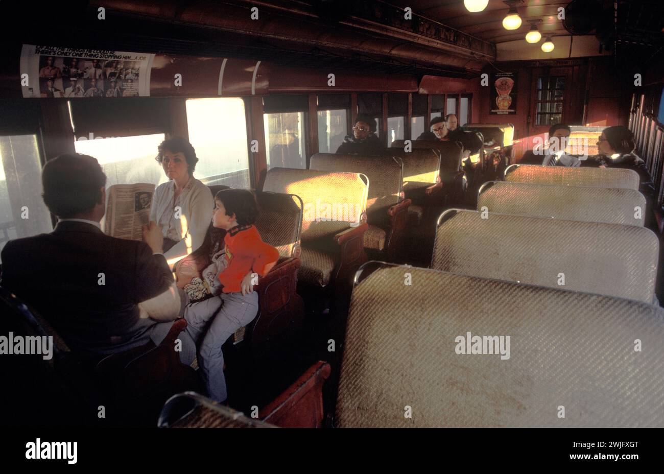 Pendlerzug von Hoboken, New Jersey nach New York. Familie Gruppe und Passagiere Januar 1982 1980, USA HOMER SYKES Stockfoto