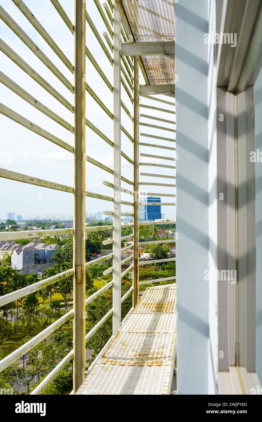 Eisengitter zum Schutz von Fensterglas in modernen Gebäuden Stockfoto