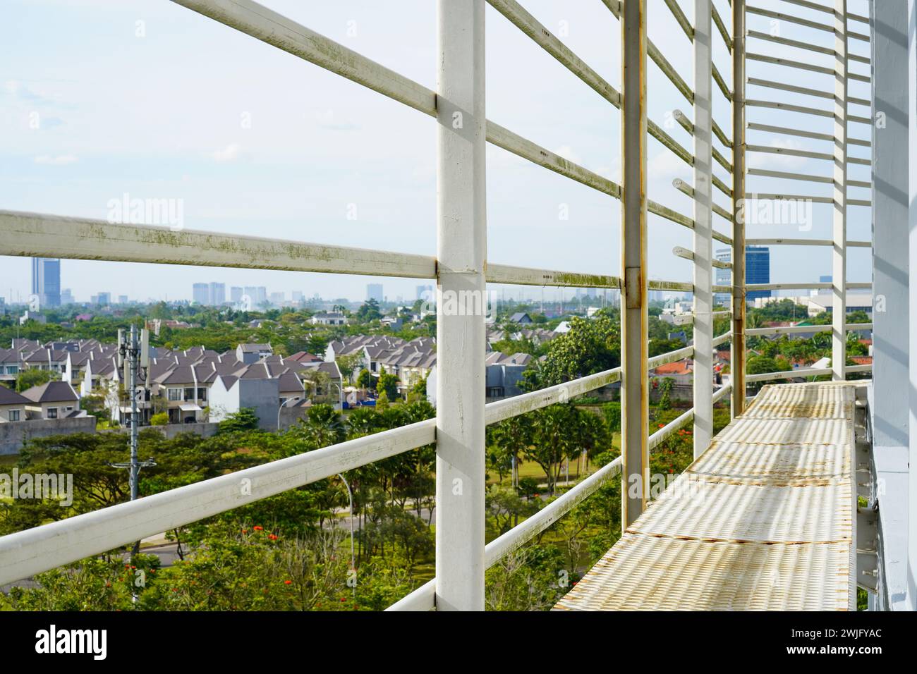 Eisengitter zum Schutz von Fensterglas in modernen Gebäuden Stockfoto