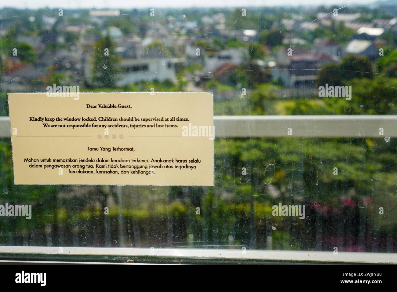 Ein Fenstersicherheitsalarm. Bitte halten Sie das Fenster verschlossen Kinder sollten jederzeit überwacht werden Stockfoto