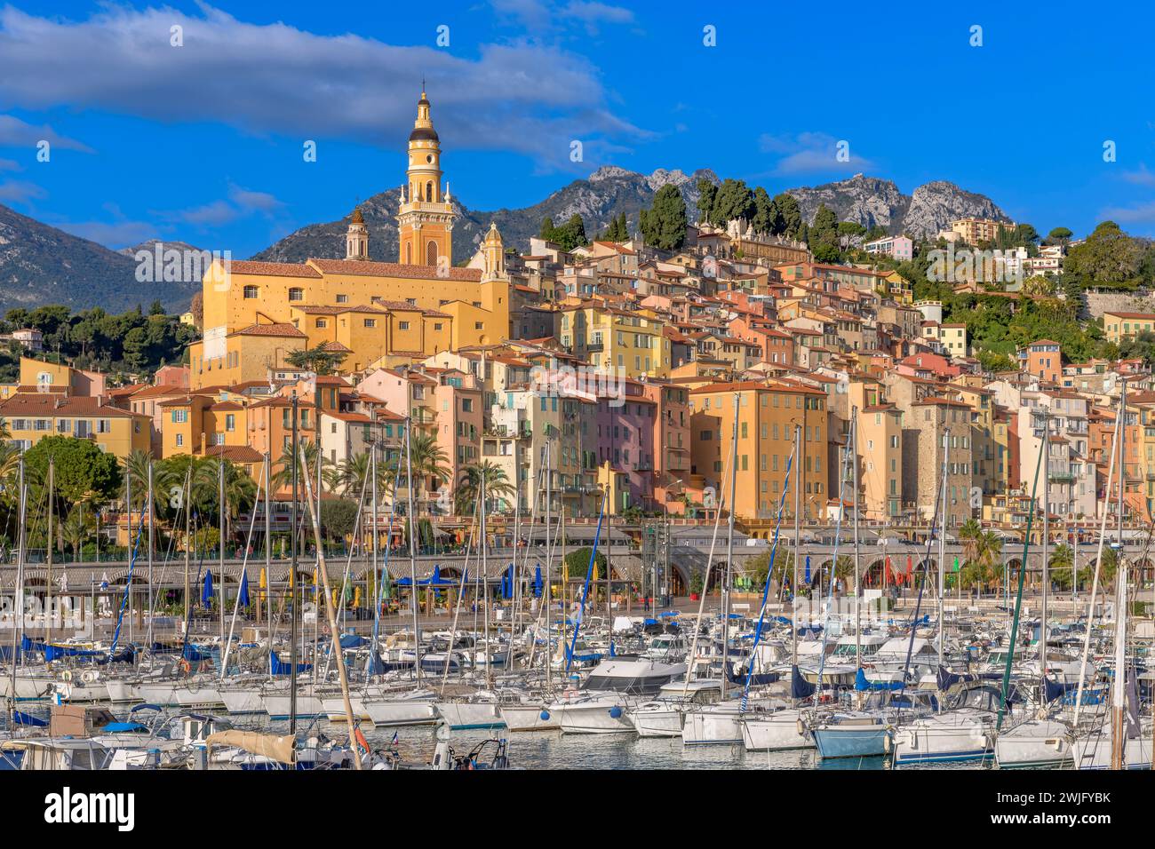Wunderschönes Menton an der französischen Riviera - Côte d'Azur, Frankreich. Farbenfrohe Häuser erheben sich auf dem Hügel vom alten Hafen von Menton. Stockfoto