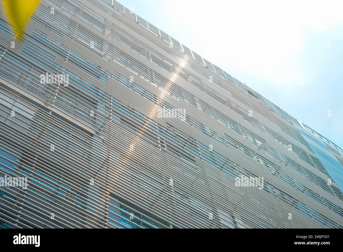 Eiserne Gitterkonstruktion zum Schutz der Außenseite von Fenstergebäuden Stockfoto