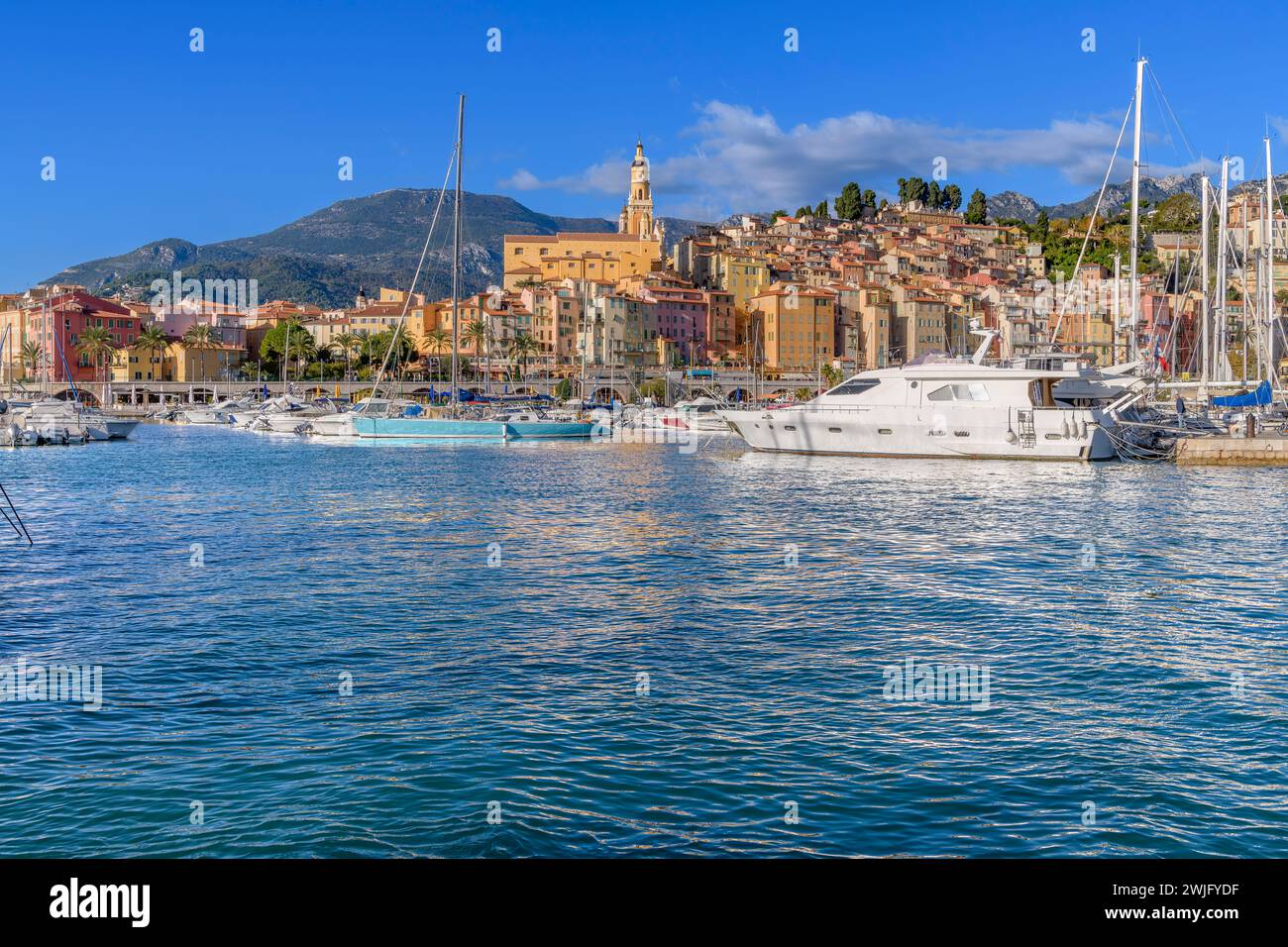 Wunderschönes Menton an der französischen Riviera - Côte d'Azur, Frankreich. Farbenfrohe Häuser erheben sich auf dem Hügel vom alten Hafen von Menton. Stockfoto