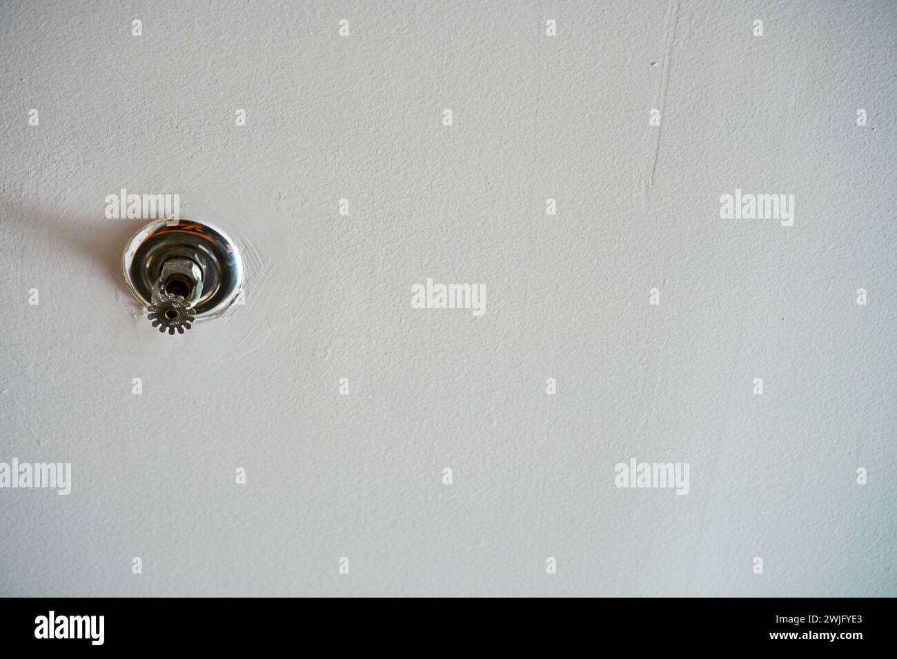 Blick unter dem Sprinkler auf dem Dach des Raums Stockfoto