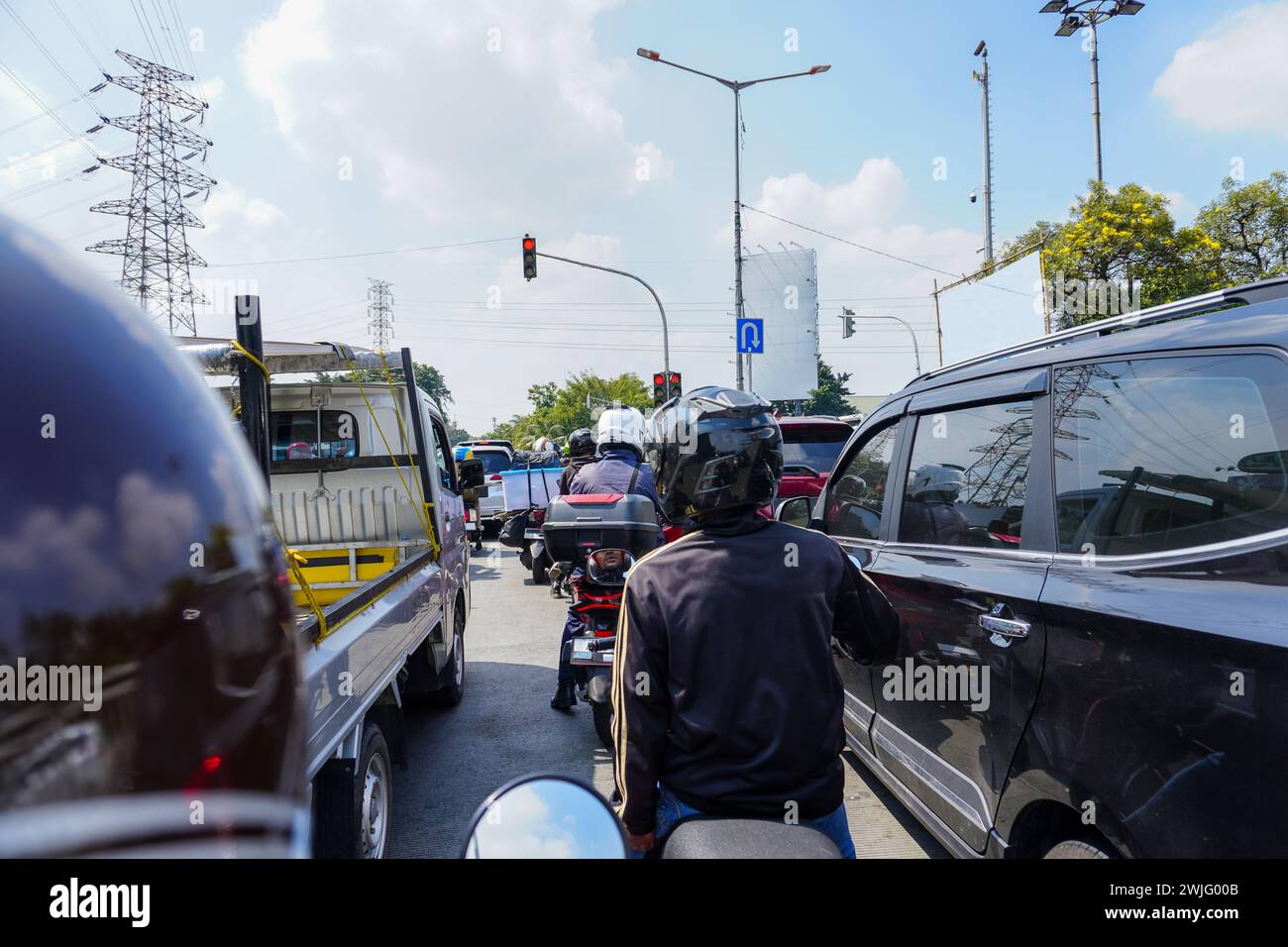 Staus des Fahrzeugs während der Warteschlange an einer Ampel an einem heißen Tag Stockfoto