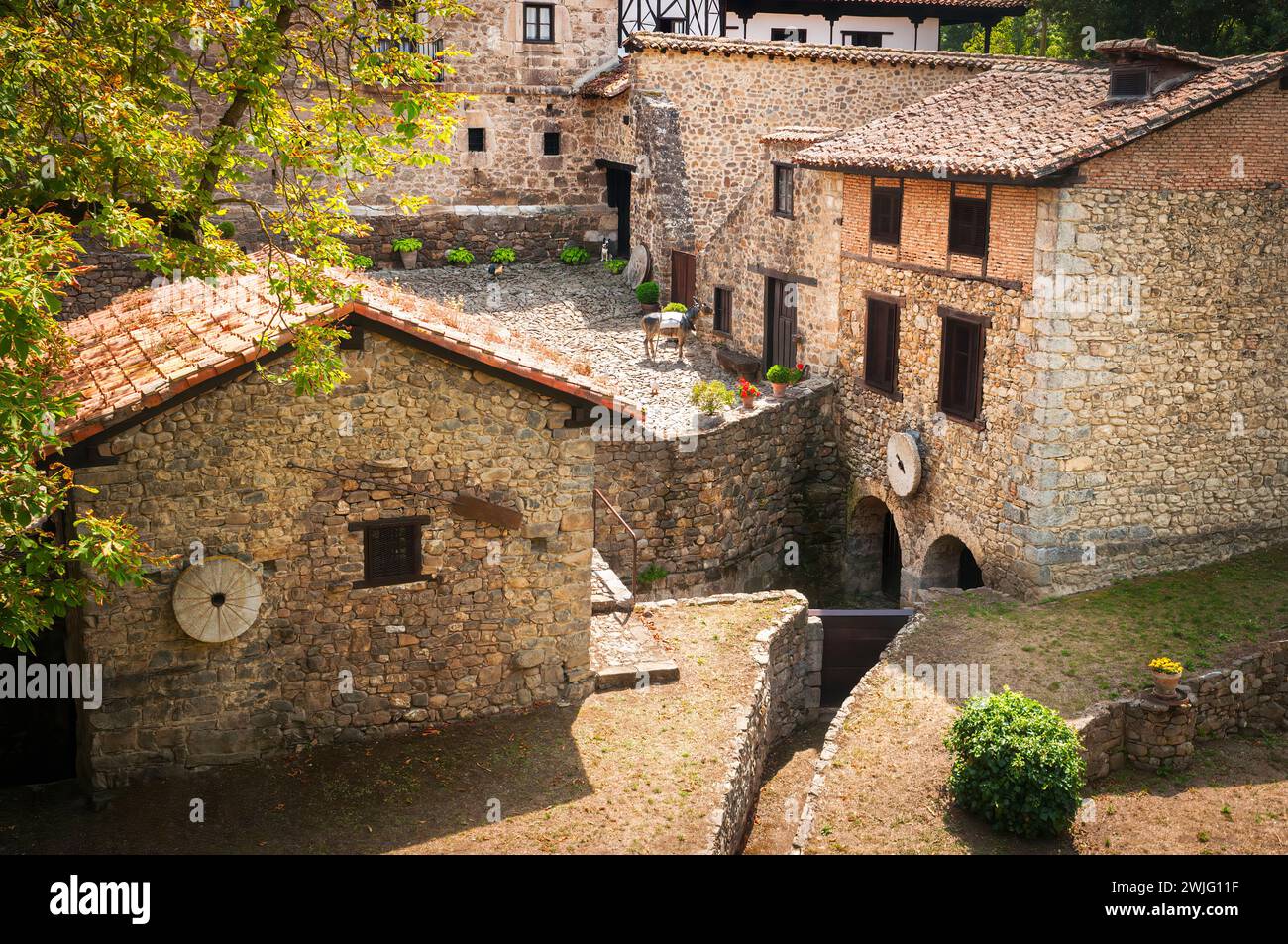 Blick auf Häuser und Steinbauten im Dorf Potes in Kantabrien. Traditionelle Architektur. Stockfoto Blick auf Häuser und Steinbauten im Dorf Potes in Kantabrien. Traditionelle Architektur. Stockfoto
