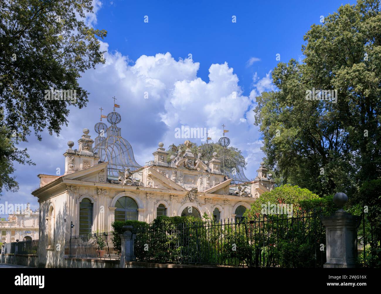 Fassade der Uccelliera (Voliere) im öffentlichen Park der Gärten der Villa Borghese in Rom, Italien. Stockfoto