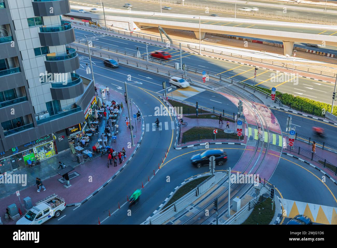 DUBAI, VAE – 05. Februar 2024: Cafés und Straßen mit Menschen in Dubai Stockfoto