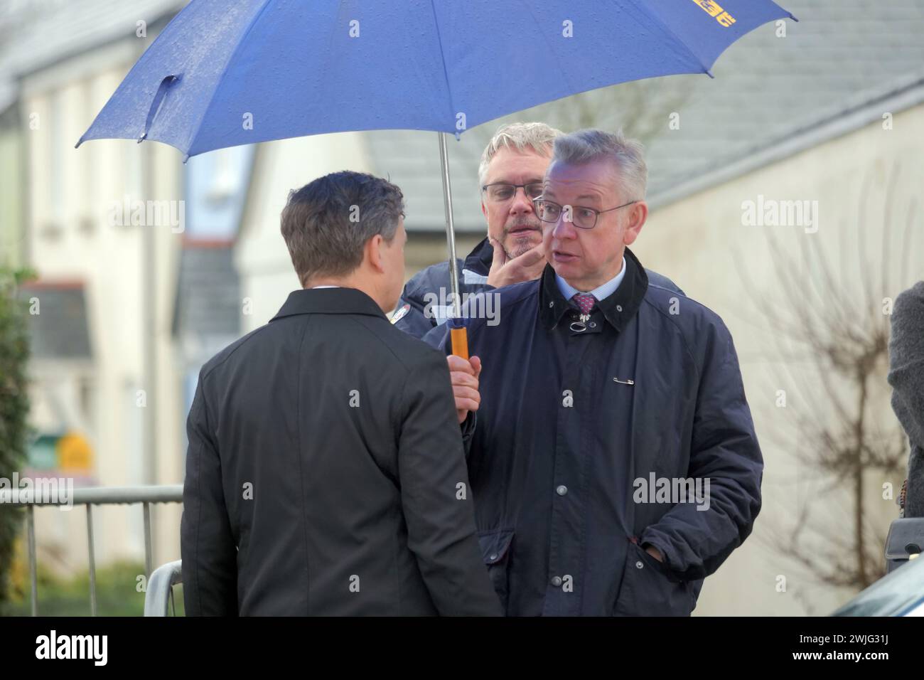 Michael Andrew Gove ist ein britischer Politiker und seit Oktober 2022 Minister für zwischenstaatliche Beziehungen. In Begleitung des lokalen Abgeordneten Steve Double versucht er, den Hausbau anzuheizen, hier besucht er die neue Stadt, die nach den höchsten ökologischen und architektonischen Standards von König Charles, Nansledan, in der Nähe von Newquay in Cornwall, Großbritannien gebaut wurde. 15. Februar 2024, Robert Taylor/Alamy Live News. Stockfoto