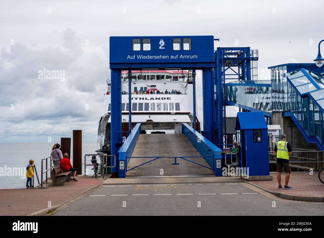 Fähranleger im Hafen von Wittdün auf der Nordseeinsel Amrum, eine Fähre legt gerade an *** Fähranleger im Hafen von Wittdün auf der Nordseeinsel Amrum, eine Fähre liegt gerade an Stockfoto