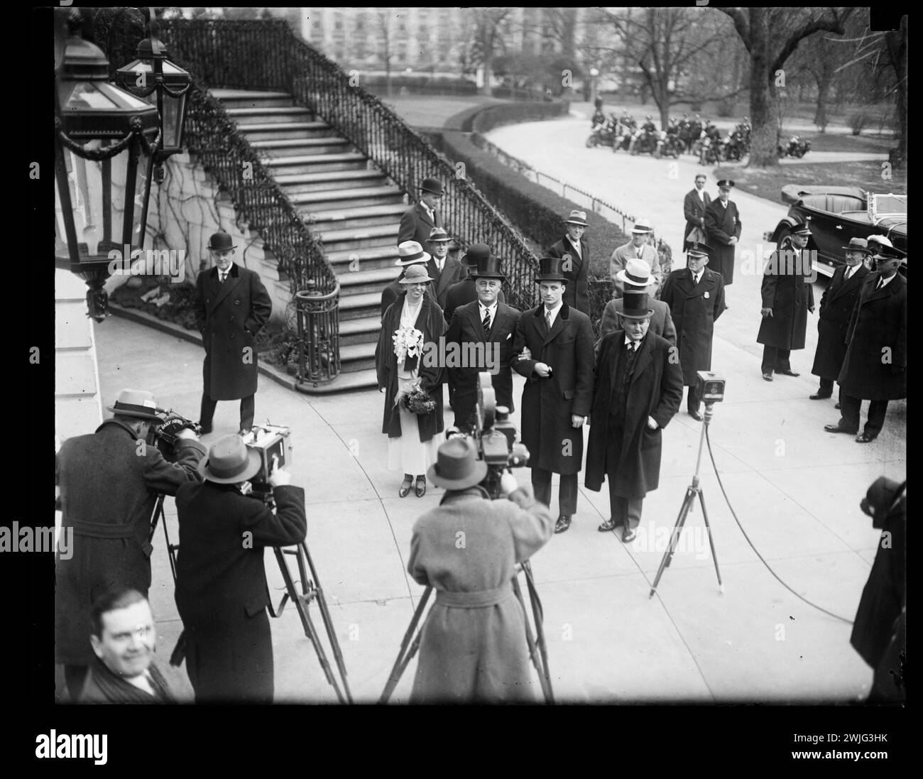 Franklin D Roosevelt (Mitte vorne) mit Eleanor Roosevelt (links) und Sohn James Roosevelt (rechts) posieren für Fotografen vor dem Weißen Haus, Washington, District of Columbia, 3. April 1933. Foto von Harris & Ewing) Stockfoto