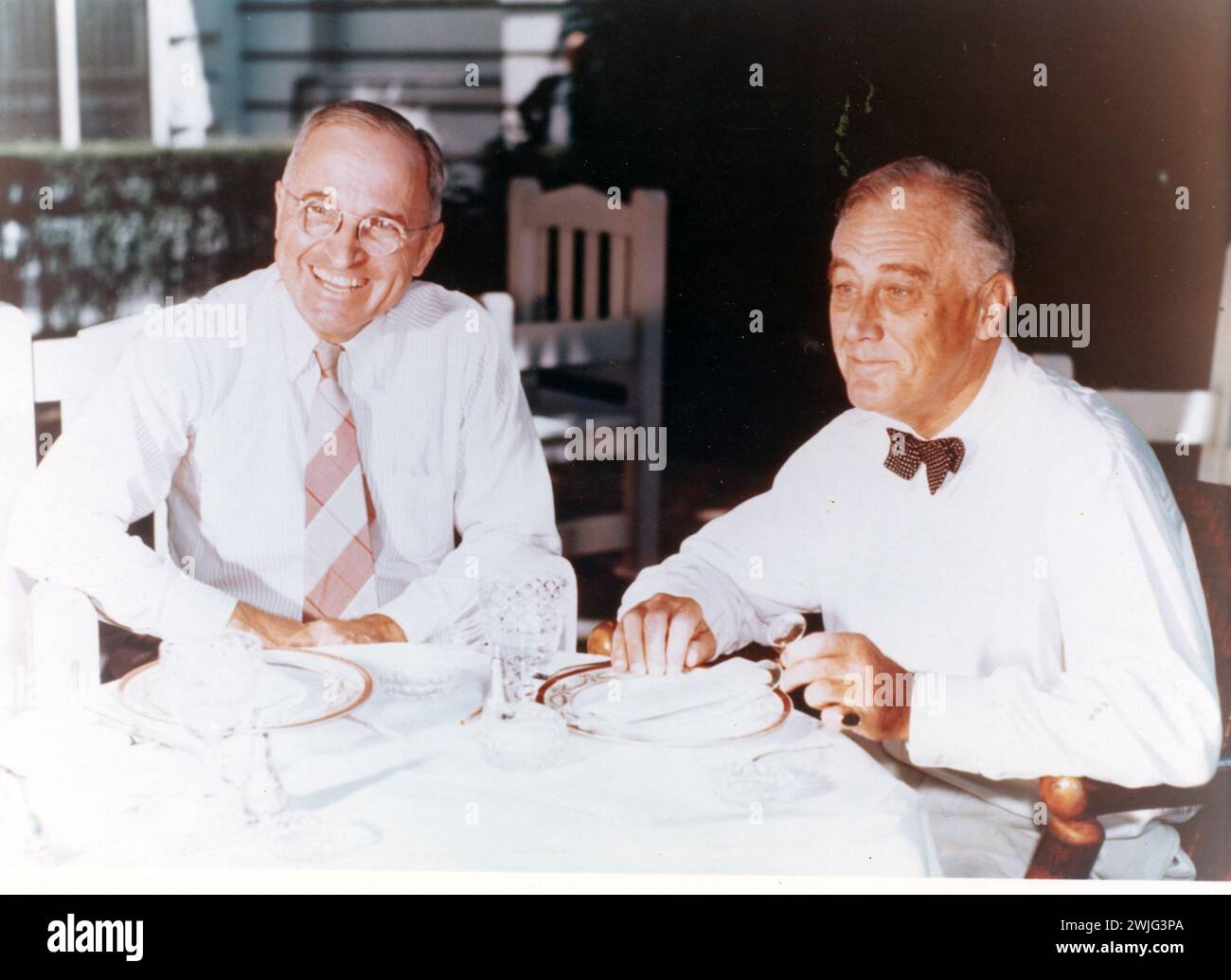 Senator Harry S Truman (links) sitzt zum Mittagessen mit Präsident Franklin D. Roosevelt unter einem Magnolienbaum auf dem Rasen des Weißen Hauses, Washington, District of Columbia, 18.08.1944. (Foto: White House Photograph Collection Stockfoto