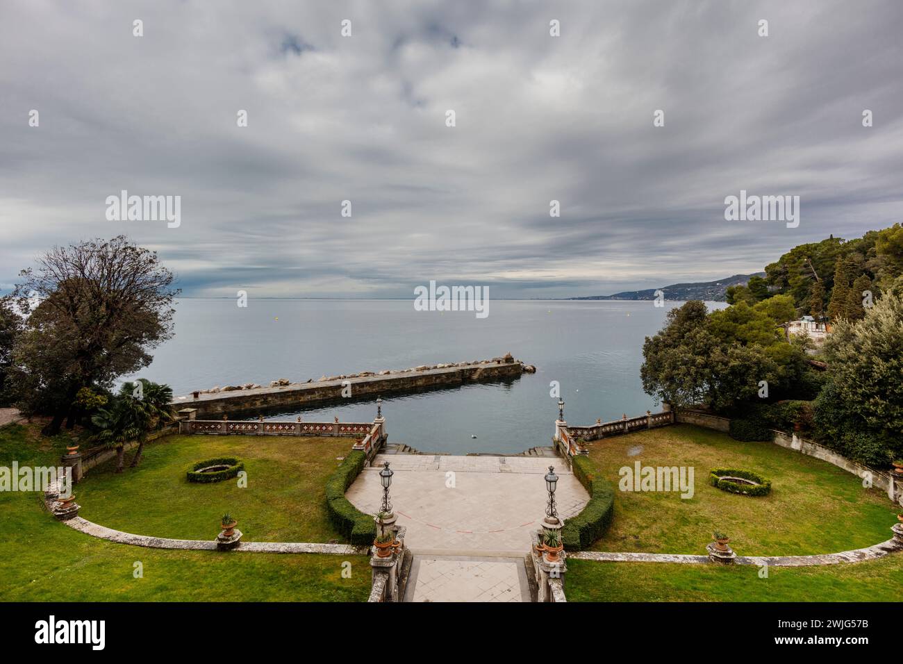 Triest, Italien - 12. Februar 2024: Garten des Schlosses Miramare, wo Erzherzog Ferdinand Maximilian von Habsburg und seine Frau Charlotte von Belgien l Stockfoto