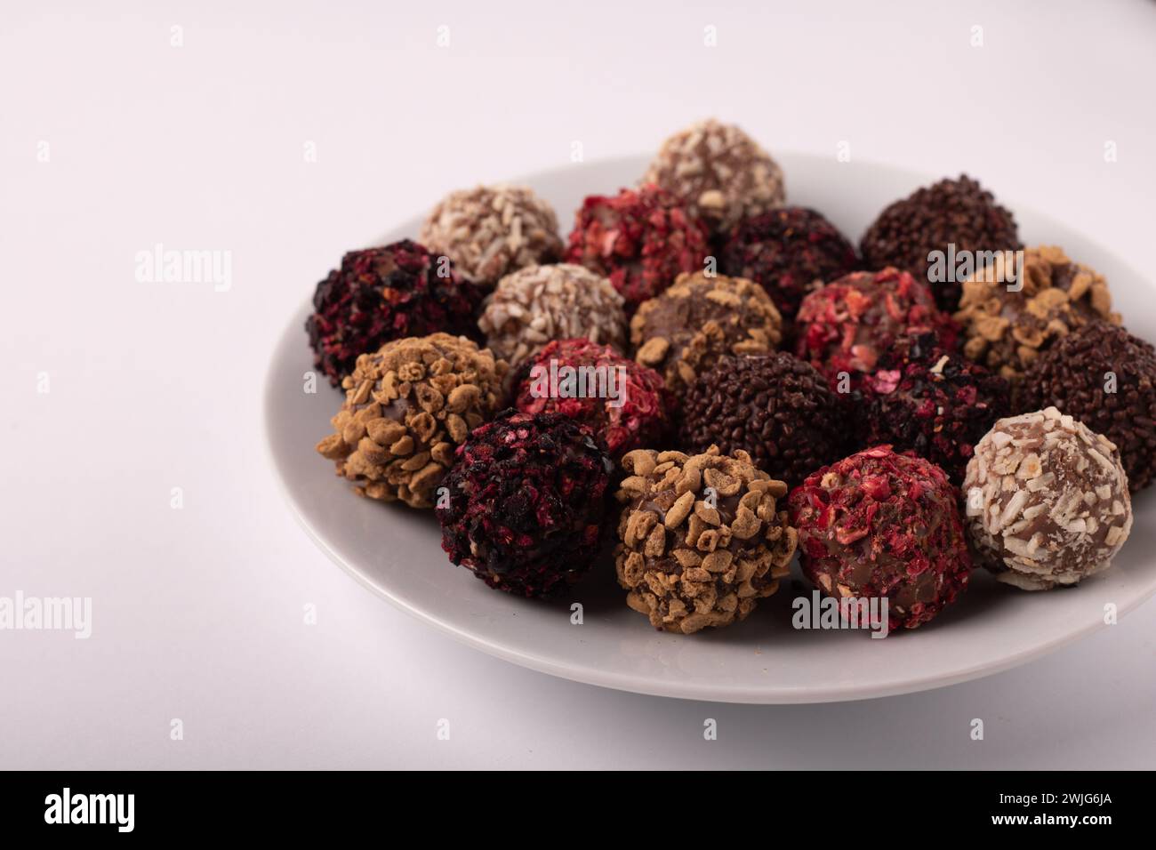 Süßigkeiten, Zucker, Schokolade, Kakao, Teller, köstlich, abwechslungsreich, Essen, Süßwaren, süß, weiße Kulisse, Dessert, Leckerei, Luxus, Essen, Braun, Konfekt Stockfoto