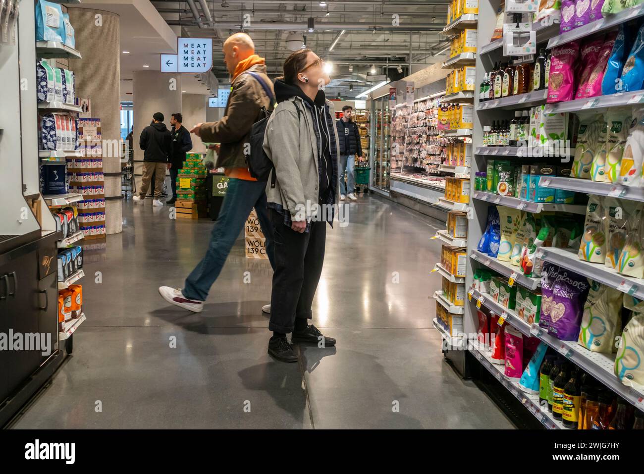 Einkaufen in einem Whole Foods Market Supermarkt in New York am Donnerstag, 8. Februar 2024. (© Richard B. Levine) Stockfoto