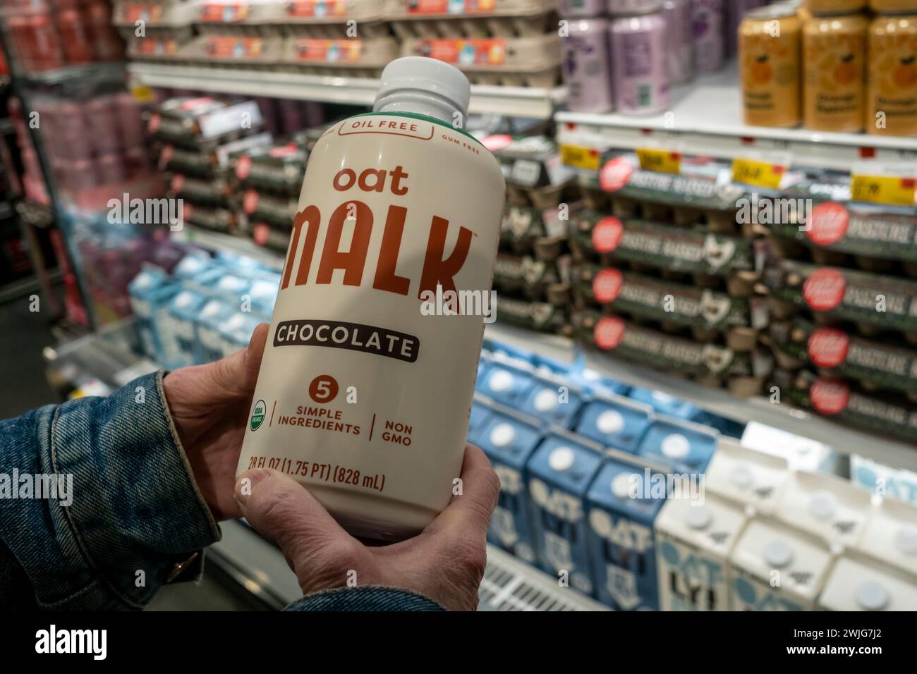 Ein Käufer wählt Malk Organics Schokoladenhafer „Malk“ in einem Supermarkt in New York am Donnerstag, den 8. Februar 2024. (© Richard B. Levine) Stockfoto