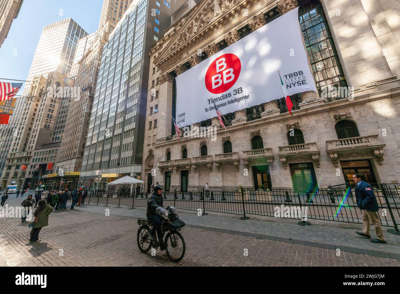 Die Fassade der New Yorker Börse ist am Freitag, den 9. Februar 2024, für das erste öffentliche Angebot der mexikanischen Discounter-Lebensmittelkette BBB Foods dekoriert. Der Lebensmittelhändler betreibt in Mexiko über 2200 Discount-Supermärkte. (© Richard B. Levine) Stockfoto