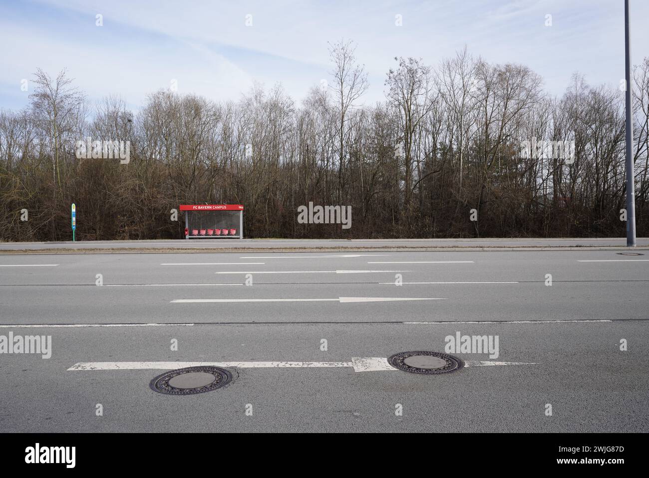 Bushaltestelle am FC Bayern München Campus, dem Heimstadion des jungen Talents des Rekordmeisters. Stockfoto