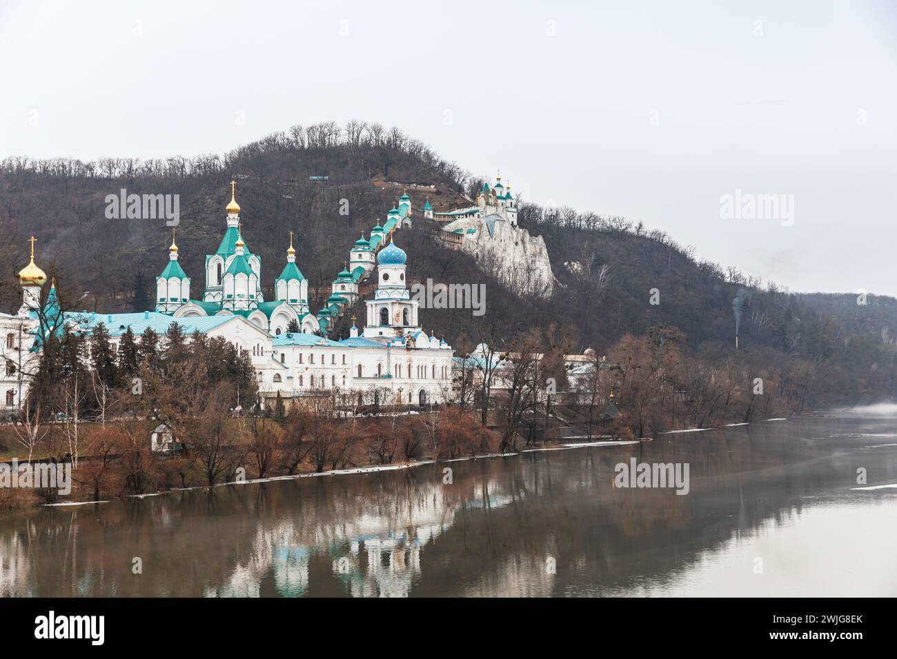 Blick auf die orthodoxe Kirche in der Nähe des Flusses Seversky DonetsSvyato. Swiatohirsk ist eine Stadt im Norden des Gebiets Donezk am Ufer des Sewerski Donets. Sviatohirsk ist seit dem 6. Juni 2022 unter Besetzung, und ukrainische Verteidiger zogen am 9. September 2022 in die Stadt ein. Als Folge der feindlichen Beschuss wurden viele Gebäude in der Stadt zerstört. Anwohner verstecken sich vor russischen Bombardierungen in Kirchen und Klöstern. Stockfoto