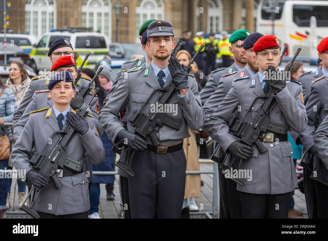 Öffentliche Appell der Offiziersschule des Heeres auf dem Theaterplatz: Bundeswehr ehren und verabschieden junge Soldatinnen und Soldaten. Appell auf dem Theaterplatz in Dresden. Rund 700 junge Soldaten und Soldatinnen werden mit militärischem Zeremoniell aus Ihrer viereinhalbmonatigen Ausbildung verabschiedet. Vor der Kulisse der Semperoper wurden alle Teilnehmenden des Offizierslehrgangs Truppendienst für ihre Leistungen gewürdigt. Mit dem Lehrgang beendeten die Soldatinnen und Soldaten einen wichtigen Ausbildungsabschnitt auf dem Weg zum militärischen Führer. Teil des Appells war auch die V. Stockfoto