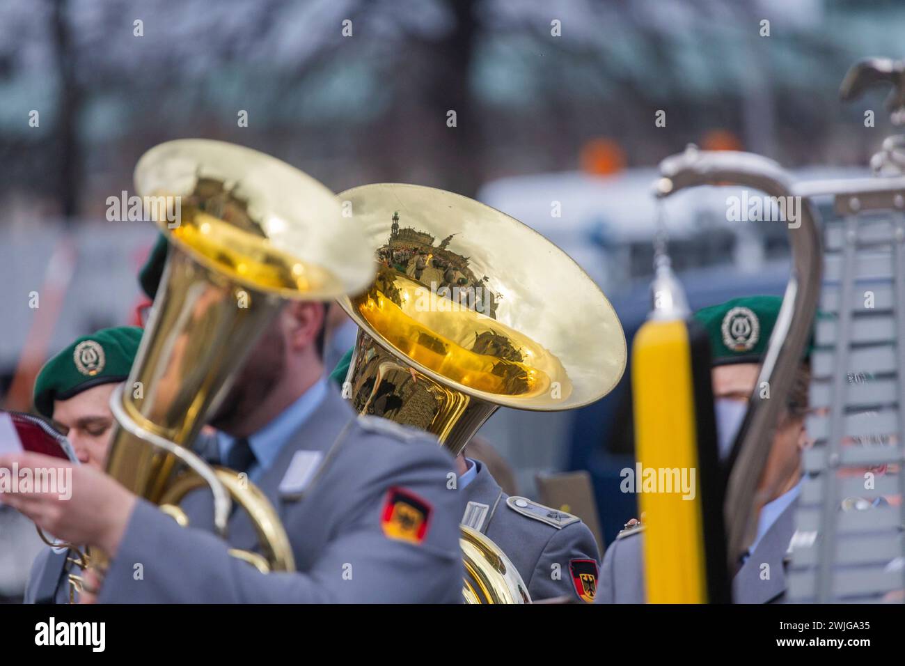 Öffentliche Appell der Offiziersschule des Heeres auf dem Theaterplatz: Bundeswehr ehren und verabschieden junge Soldatinnen und Soldaten. Appell auf dem Theaterplatz in Dresden. Rund 700 junge Soldaten und Soldatinnen werden mit militärischem Zeremoniell aus Ihrer viereinhalbmonatigen Ausbildung verabschiedet. Vor der Kulisse der Semperoper wurden alle Teilnehmenden des Offizierslehrgangs Truppendienst für ihre Leistungen gewürdigt. Mit dem Lehrgang beendeten die Soldatinnen und Soldaten einen wichtigen Ausbildungsabschnitt auf dem Weg zum militärischen Führer. Teil des Appells war auch die V. Stockfoto