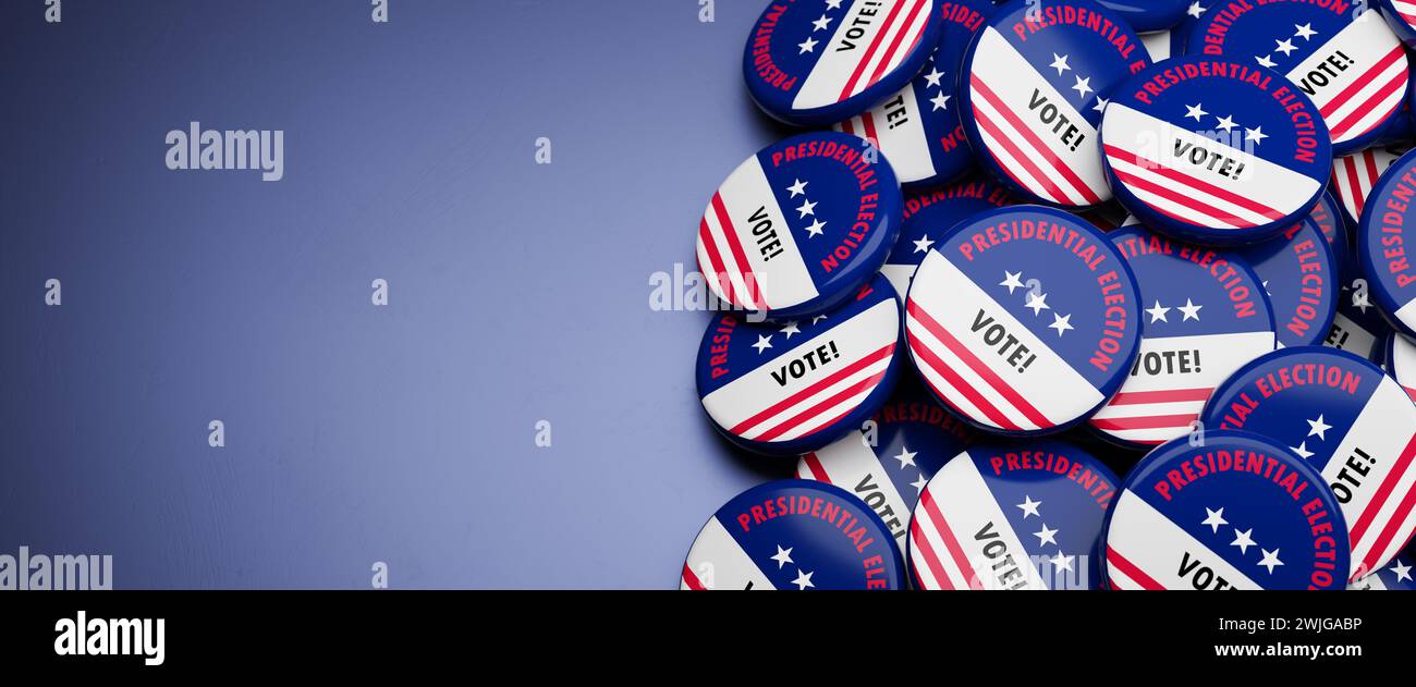 Abzeichen mit dem Text „Präsidentschaftswahl / Abstimmung!“ Und Teile der amerikanischen Flagge auf einem Haufen auf einem Tisch. Konzept für US-Präsidentschaftswahlen mit am Stockfoto