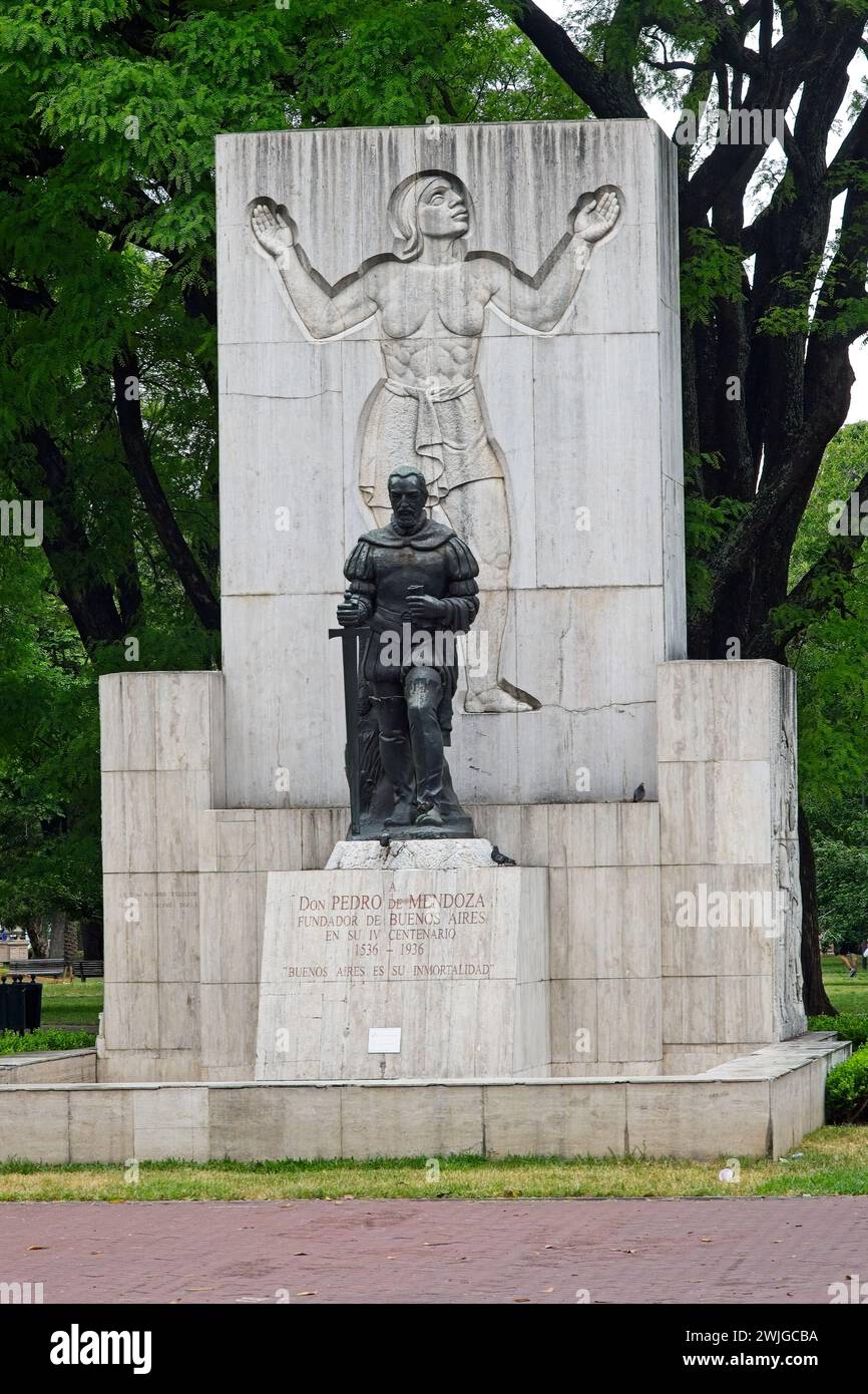 Das Denkmal wurde 1936 errichtet, um dem 4. Jahrhundert der ersten Gründung von Buenos Aires durch Pedro de Mendoza im Jahr 1536 zu gedenken. Stockfoto