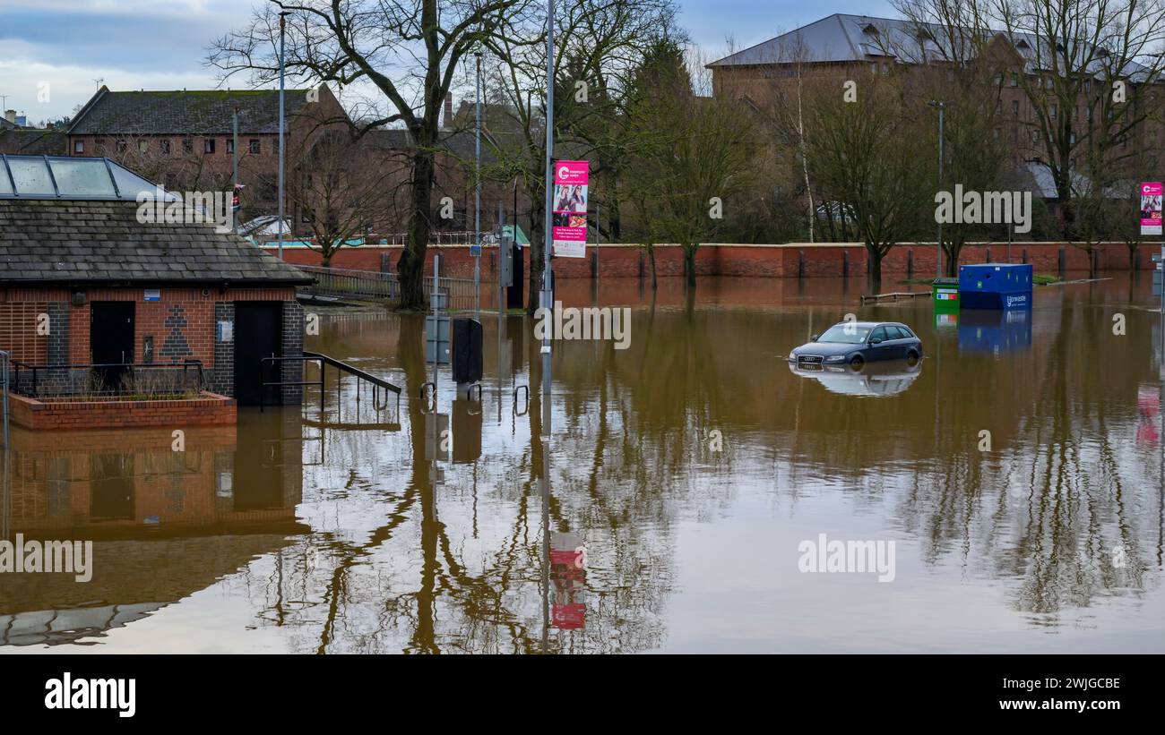 River Ouse platzte Ufer nach starkem Regen (Hochwasser, Parkplatz am Fluss St George's Field überschwemmt) - York, North Yorkshire, England Großbritannien. Stockfoto
