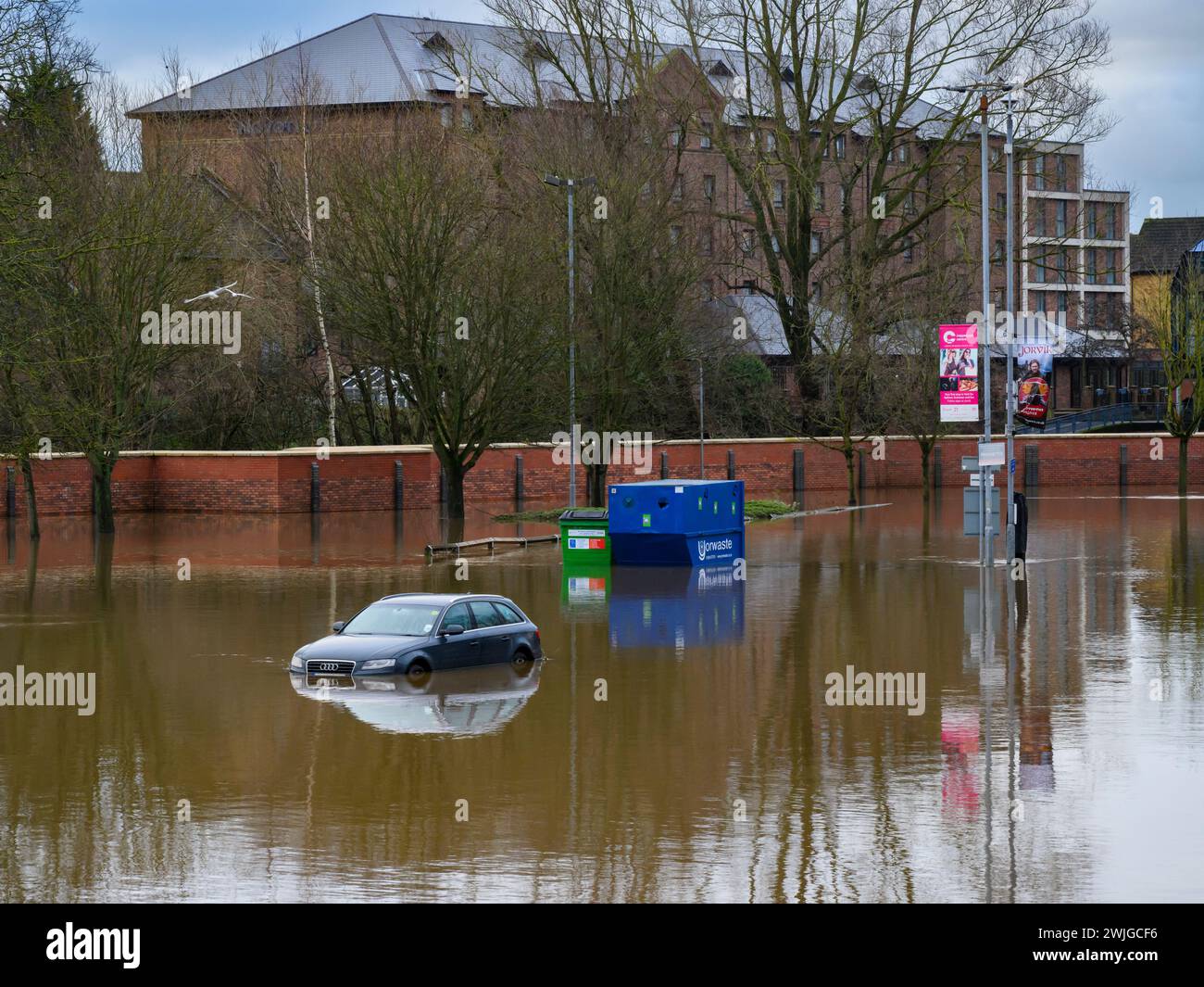 River Ouse platzte Ufer nach starkem Regen (Hochwasser, Parkplatz am Fluss St George's Field überschwemmt) - York, North Yorkshire, England Großbritannien. Stockfoto