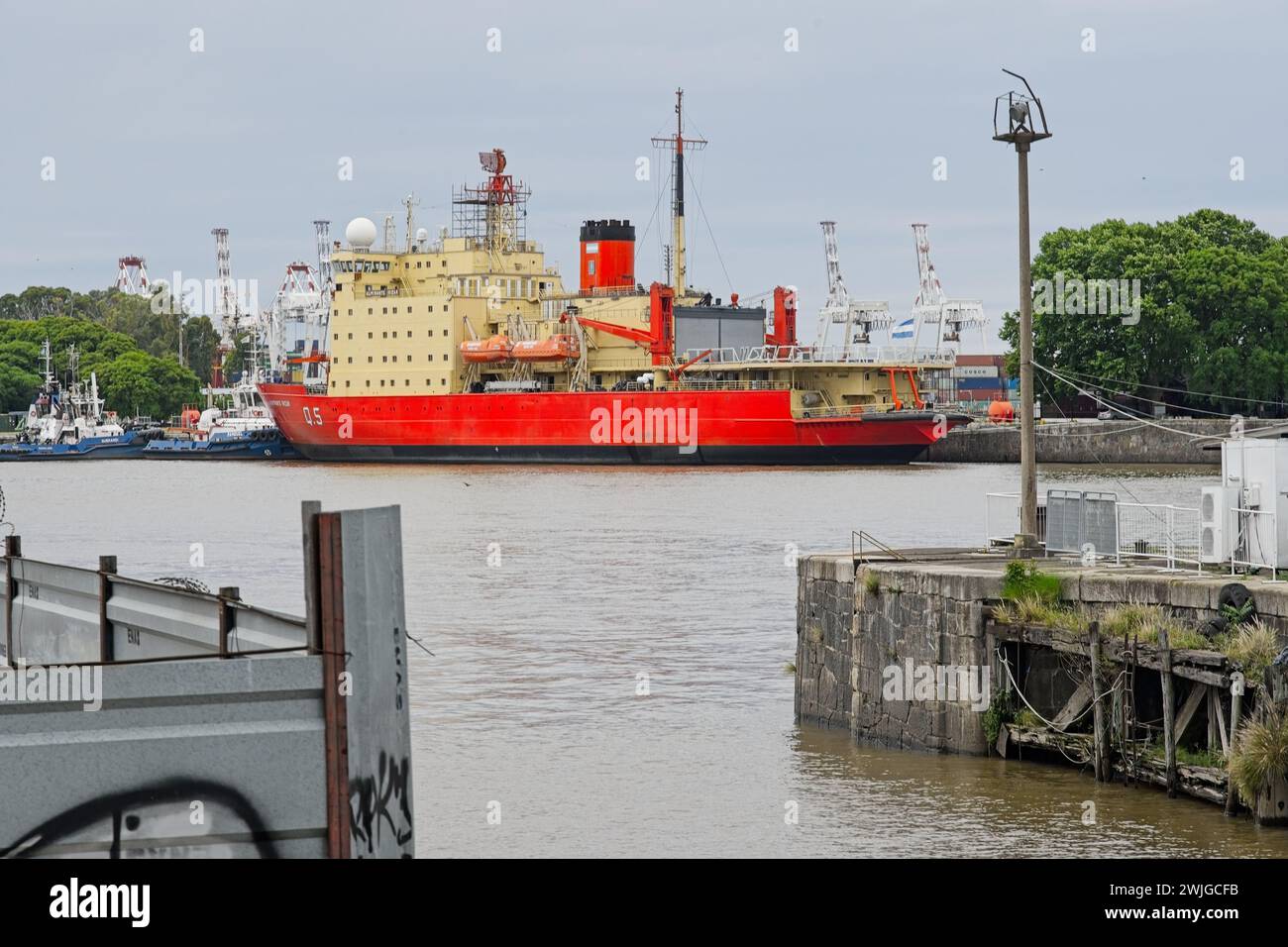 ARA Almirante Irízar ist ein großer Eisbrecher der argentinischen Marine. Sie wurde 1975 von einer Werft in Finnland bestellt. Sie patrouilliert in den antarktischen Gewässern. Stockfoto