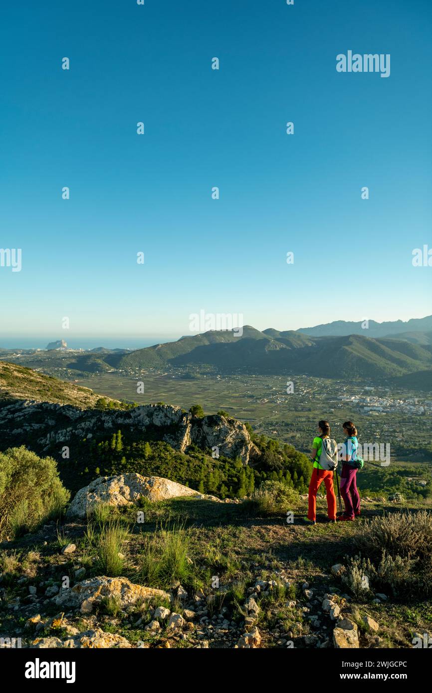 Zwei Wanderfrauen, die die wunderschöne Natur von hoch oben genießen, Lliber, Alicante, Costa Blanca, Spanien - Stockfoto Stockfoto