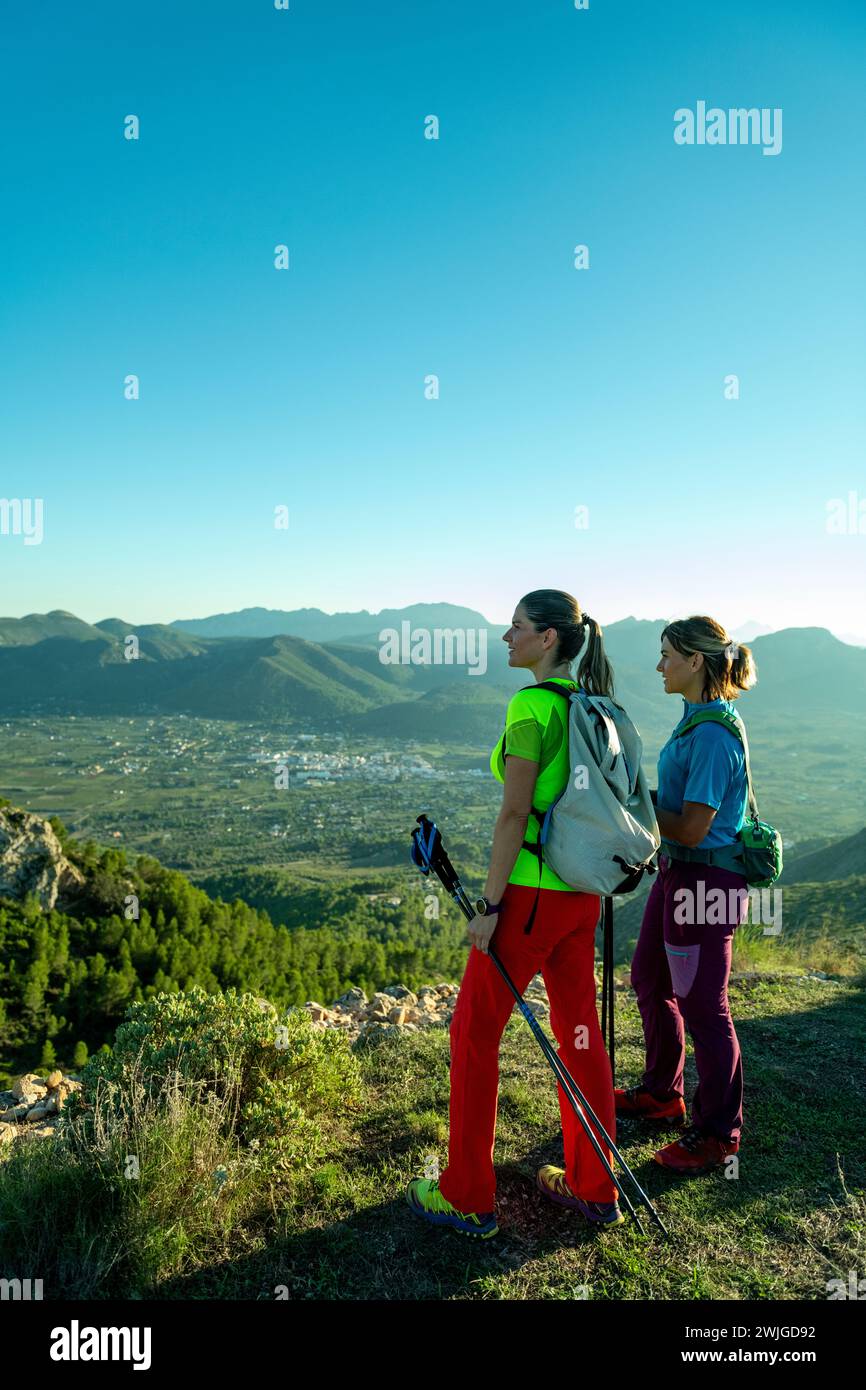 Zwei Wanderfrauen, die die wunderschöne Natur von hoch oben genießen, Lliber, Alicante, Costa Blanca, Spanien - Stockfoto Stockfoto