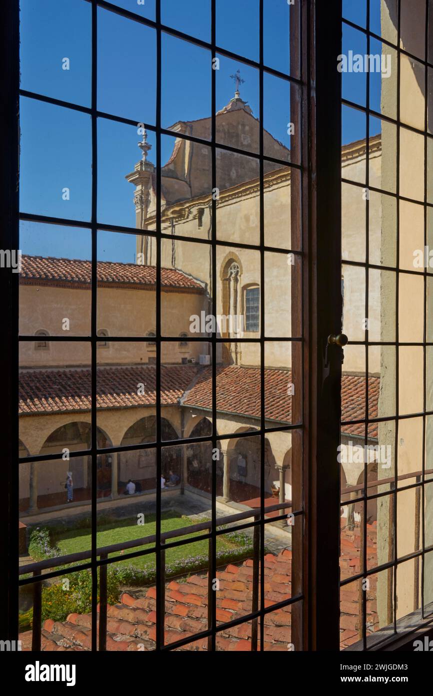 Blick auf den Kreuzgang durch das Fenster des Klosters San Marco, Florenz Stockfoto