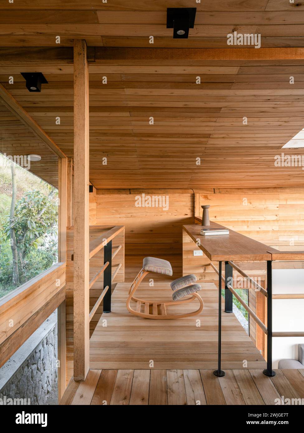 Balkon auf der oberen Etage mit Arbeits- und Lesebereich. Casa Perucho, Perucho, Ecuador. Architekt: Pedro Calle + El Sindicato Arquitectura, 2023. Stockfoto