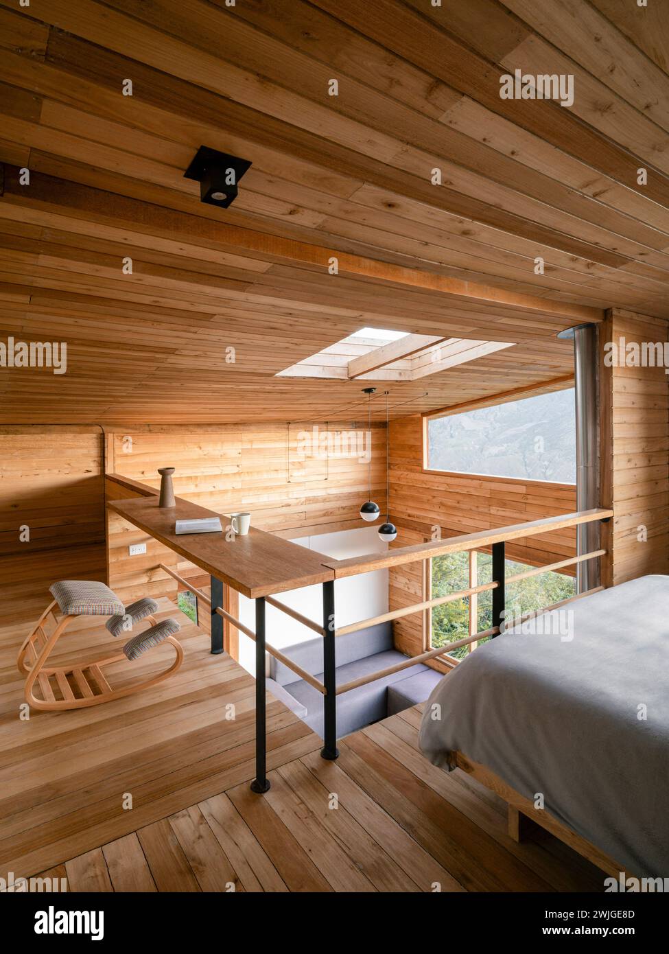 Balkon auf der oberen Etage mit Schlafzimmer und Lesebereich. Casa Perucho, Perucho, Ecuador. Architekt: Pedro Calle + El Sindicato Arquitectura, 2023. Stockfoto