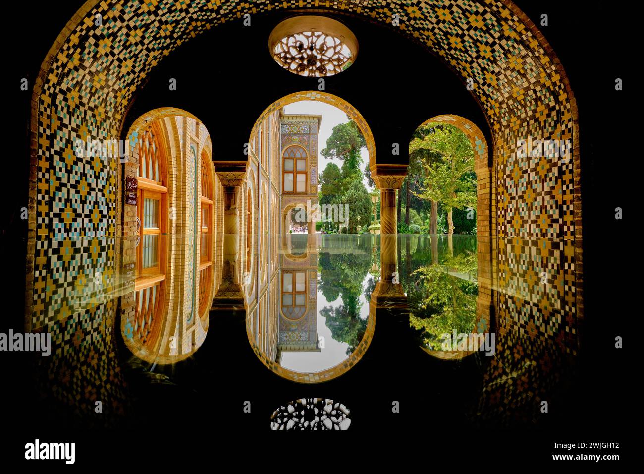 Teheran (Teheran), Iran, 06.24.2023: Bogenansicht des Golestan Palace, iran. Spiegelbild des Palastes über dem Spiegel. Stockfoto