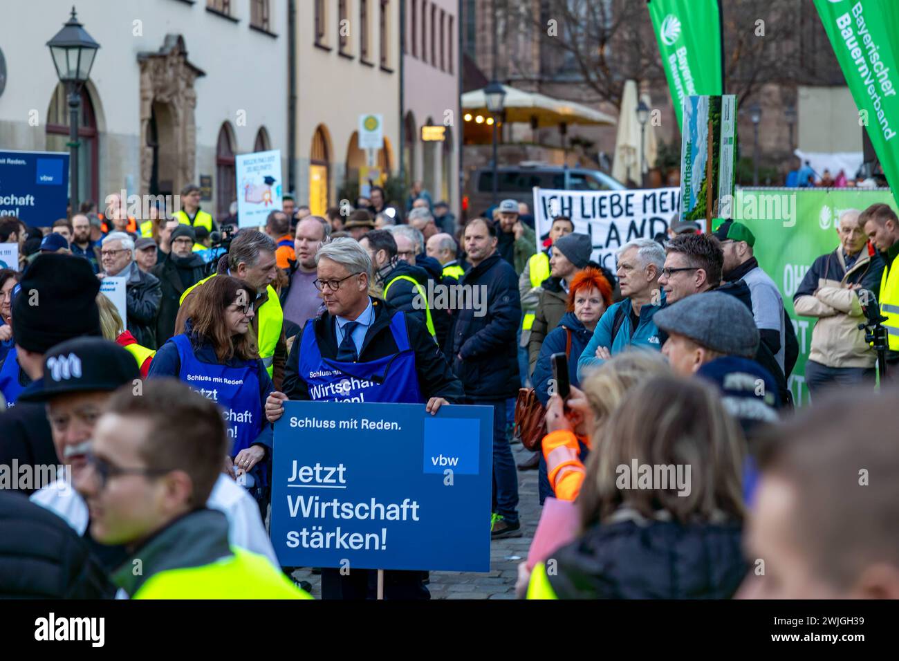 Vizekanzler und Bundeswirtschaftsminister Robert Habeck die Grünen zum Bürgerdialog in der IHK Nürnberg. Der Bayerische Bauernverband BBV mit ihren Präsidenten Günther Felßner , sowie die Vereinigung der Bayerischen Wirtschaft vbw, der Deutsche Hotel- und Gastenstättenverband DEHOGA haben eine Gegenkundgebung mit Protest vor der IHK unter dem Motto jetzt ist Schluss angekündigt. Nürnberg Bayern Deutschland *** Proteste anlässlich des Besuchs von Robert Habecks beim Nürnberger Vizekanzler und Bundeswirtschaftsminister Robert Habeck the Stockfoto